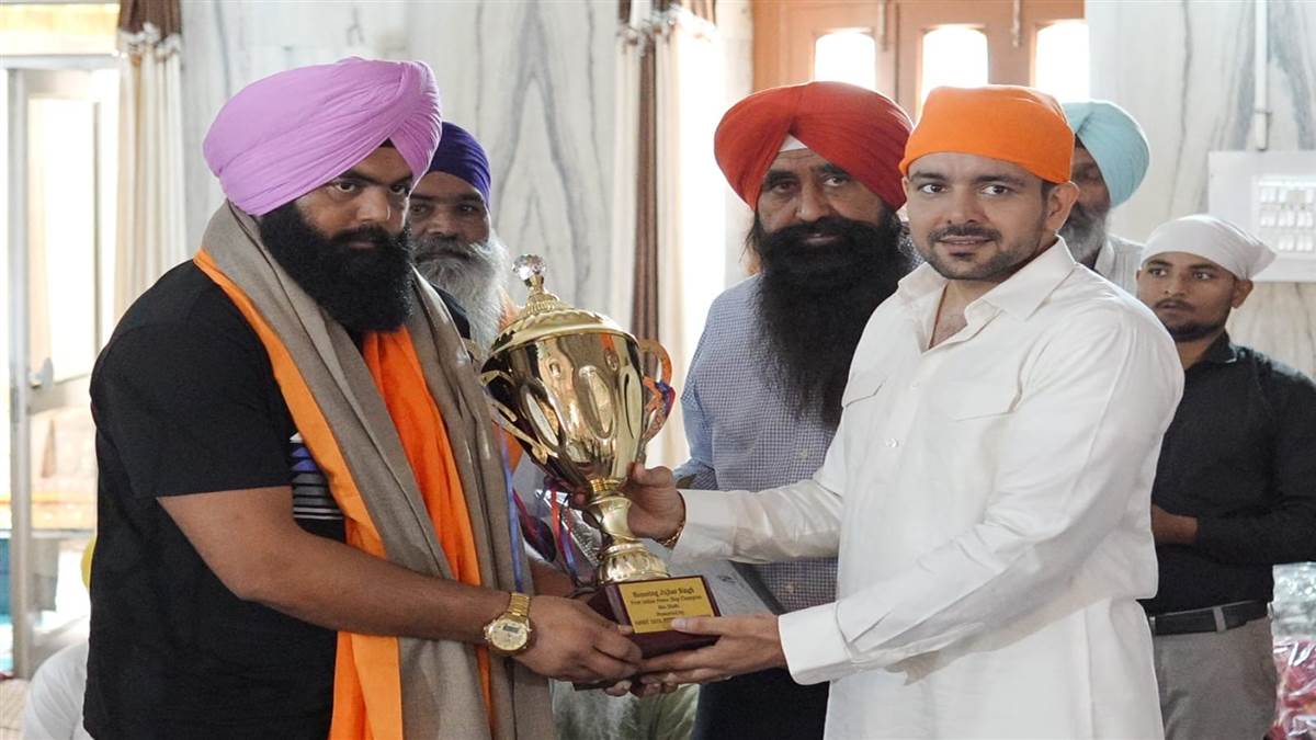 ਪਹਿਲੇ ਪਾਵਰ ਸਲੈਪ ਚੈਂਪਿਅਨ ਜੁਝਾਰ ਸਿੰਘ ਨੂੰ ਕੀਤਾ ਸਨਮਾਨਿਤ