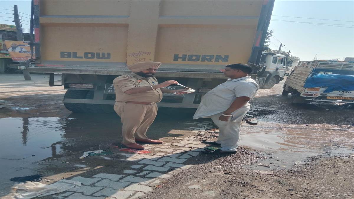 ਮੁਬਾਰਕਪੁਰ ਟ੍ਰੈਫਿਕ ਪੁਲਿਸ ਦੀ ਵੱਡੀ ਕਾਰਵਾਈ: ਓਵਰਲੋਡ ਟਿੱਪਰ ਸਣੇ 16 ਵਾਹਨਾਂ ਦੇ ਚਾਲਾਨ