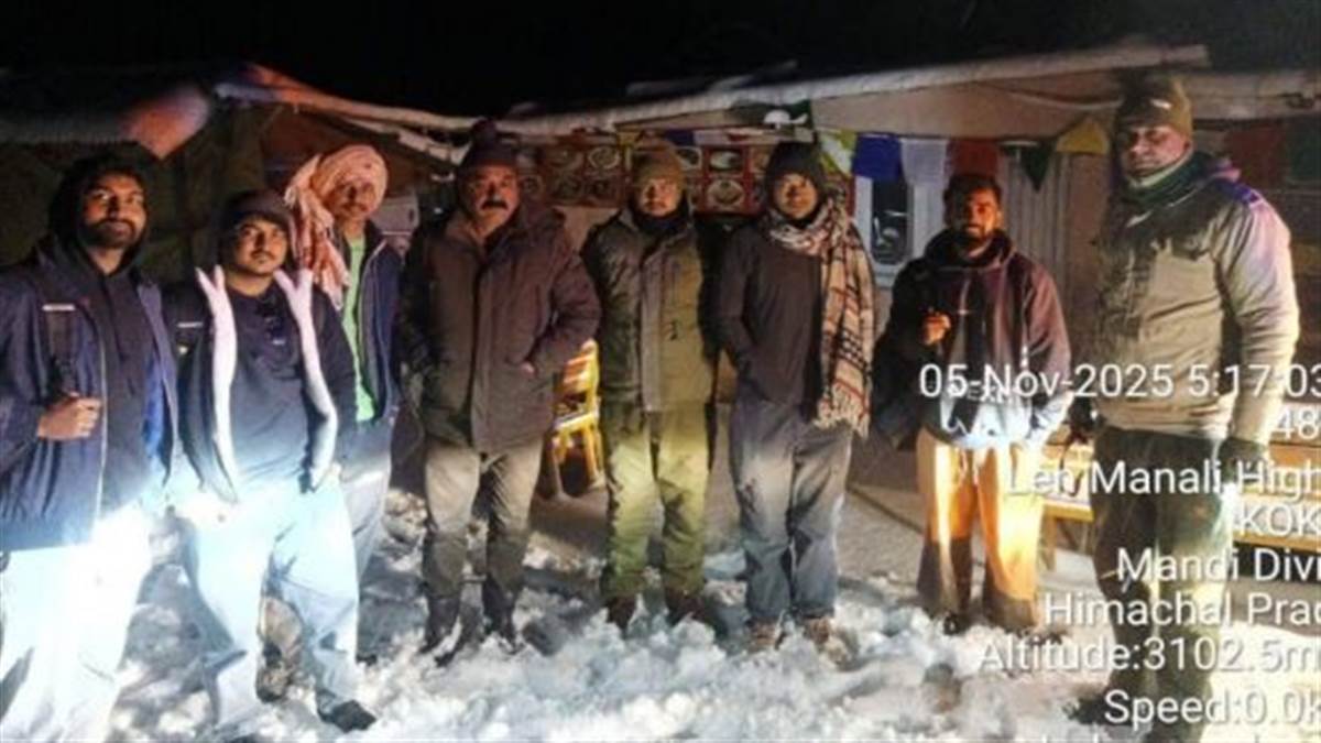 ਮਨਾਲੀ ਤੋਂ 56 ਕਿ.ਮੀ. ਦੂਰ ਬਰਫ਼ ’ਤੇ ਵਾਹਨ ਤਿਲਕਣ ਕਾਰਨ ਫਸੇ 5 ਸੈਲਾਨੀ, ਰਾਤ ਵੇਲੇ ਮੁਹਿੰਮ ਚਲਾ ਕੇ ਸੈਲਾਨੀ ਸੁਰੱਖਿਅਤ ਬਾਹਰ ਕੱਢੇ