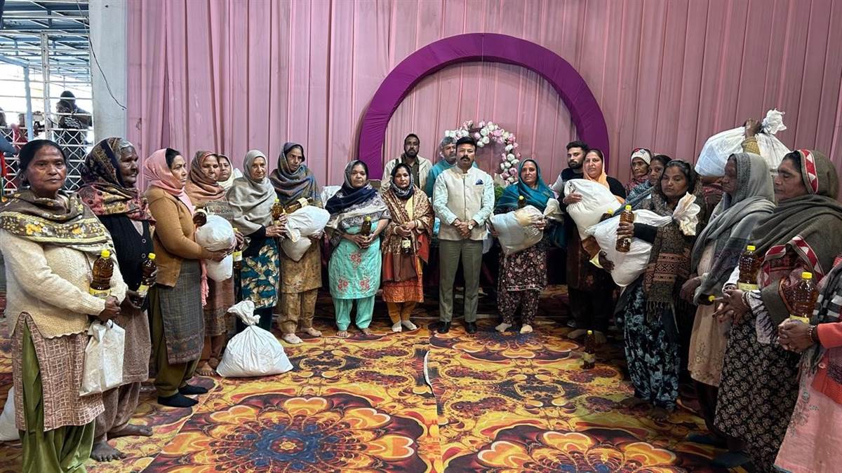 ਸੁਖਪਾਲ ਰਾਣਾ ਨੇ ਵਿਧਵਾ ਔਰਤਾਂ ਨੂੰ ਰਾਸ਼ਨ ਵੰਡਿਆ