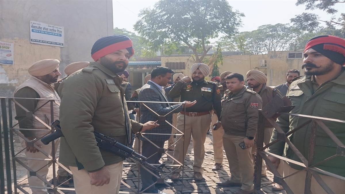 ਡੀਸੀ ਤੇ ਐੱਸਐੱਸਪੀ ਨੇ ਬਰਨਾਲਾ ਚੋਣ ਪ੍ਰਬੰਧਾਂ ਦਾ ਲਿਆ ਜਾਇਜ਼ਾ