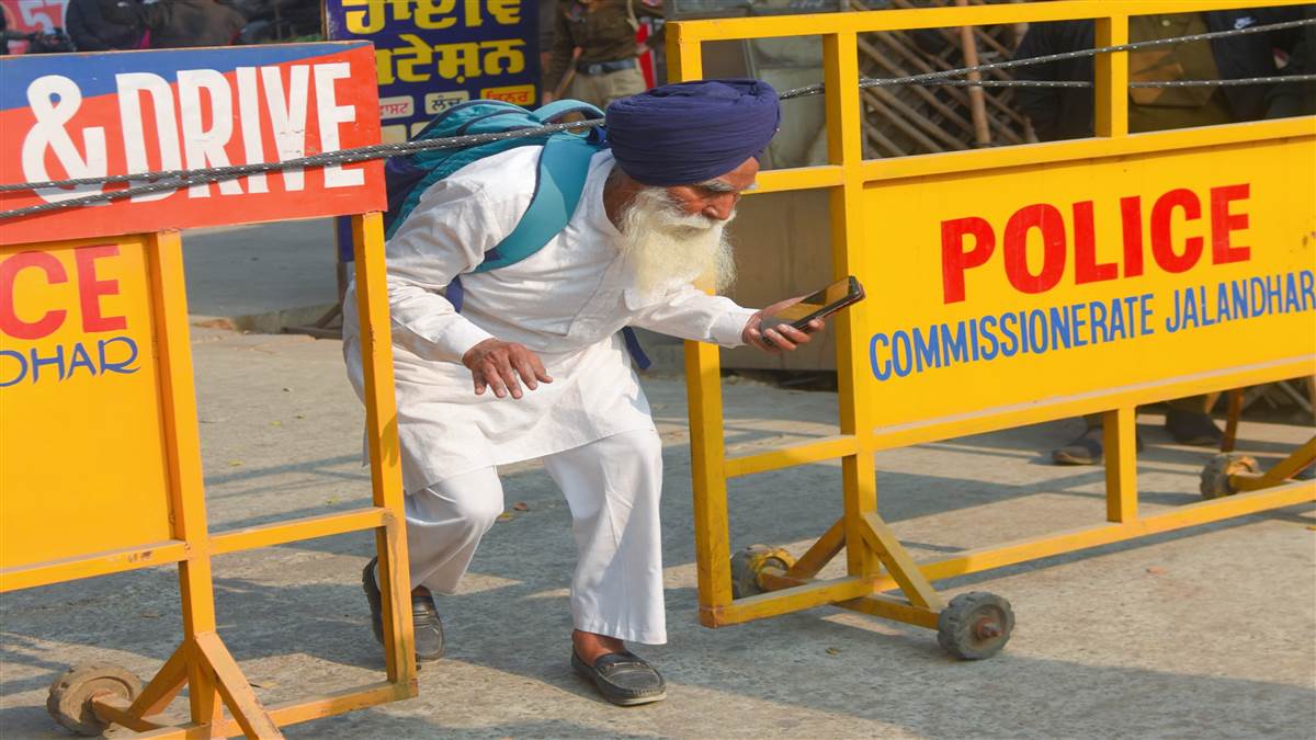 ਪੁਲਿਸ ਨੇ ਕਿਸਾਨਾਂ ਨੂੰ ਨਹੀਂ ਰੋਕਣ ਦਿੱਤੀਆਂ ਰੇਲਗੱਡੀਆਂ, ਕੀਤਾ ਗ੍ਰਿਫ਼ਤਾਰ