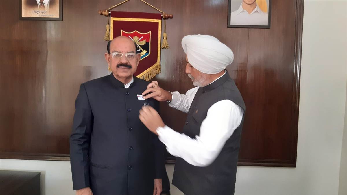 ਕੈਬਨਿਟ ਮੰਤਰੀ ਨੂੰ ਫਲੈਗ ਲਾ ਕੇ ਕੀਤੀ ਝੰਡਾ ਦਿਵਸ ਦੀ ਸ਼ੁਰੂਆਤ