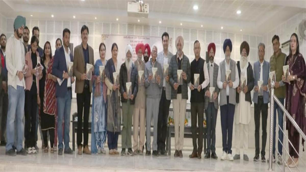 ਡਾ. ਰਾਜਪ੍ਰੀਤ ਕੌਰ ਬੈਨੀਪਾਲ ਦੀ ਕਥਾ-ਪੁਸਤਕ "ਕਬਰਾਂ ’ਚ ਉੱਗੇ ਫੁੱਲ’ ਲੋਕ ਅਰਪਣ