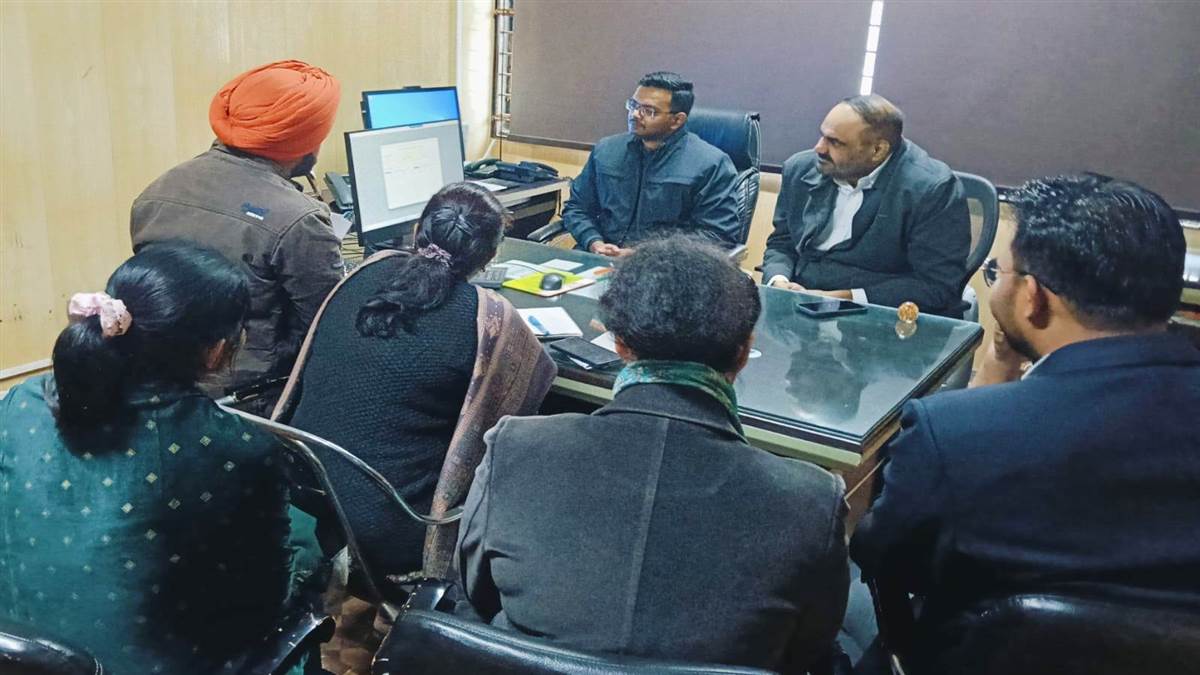 ਚੋਣ ਆਬਜ਼ਰਵਰ ਦੀ ਮੌਜੂਦਗੀ ’ਚ ਚੋਣ ਅਮਲੇ ਦੀ ਹੋਈ ਰੈਂਡੇਮਾਈਜੇਸ਼ਨ