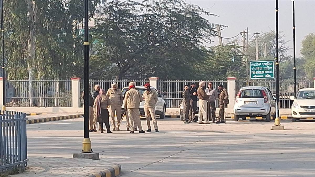 ਮੁਕਤਸਰ-ਮਲੋਟ ’ਚ ਪੁਲਿਸ ਨੇ ਕਿਸਾਨਾਂ ਨੂੰ ਨਹੀਂ ਲਗਾਉਣ ਦਿੱਤਾ ਧਰਨਾ, ਦੋ ਰੇਲਗੱਡੀਆਂ ਰੱਦ