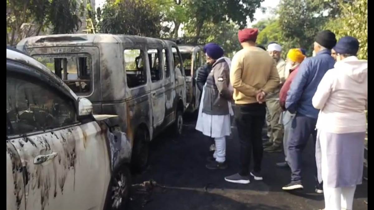 ਘਰ ਬਾਹਰ ਖੜ੍ਹੀਆਂ ਤਿੰਨ ਗੱਡੀਆਂ ਨੂੰ ਲੱਗੀ ਅੱਗ