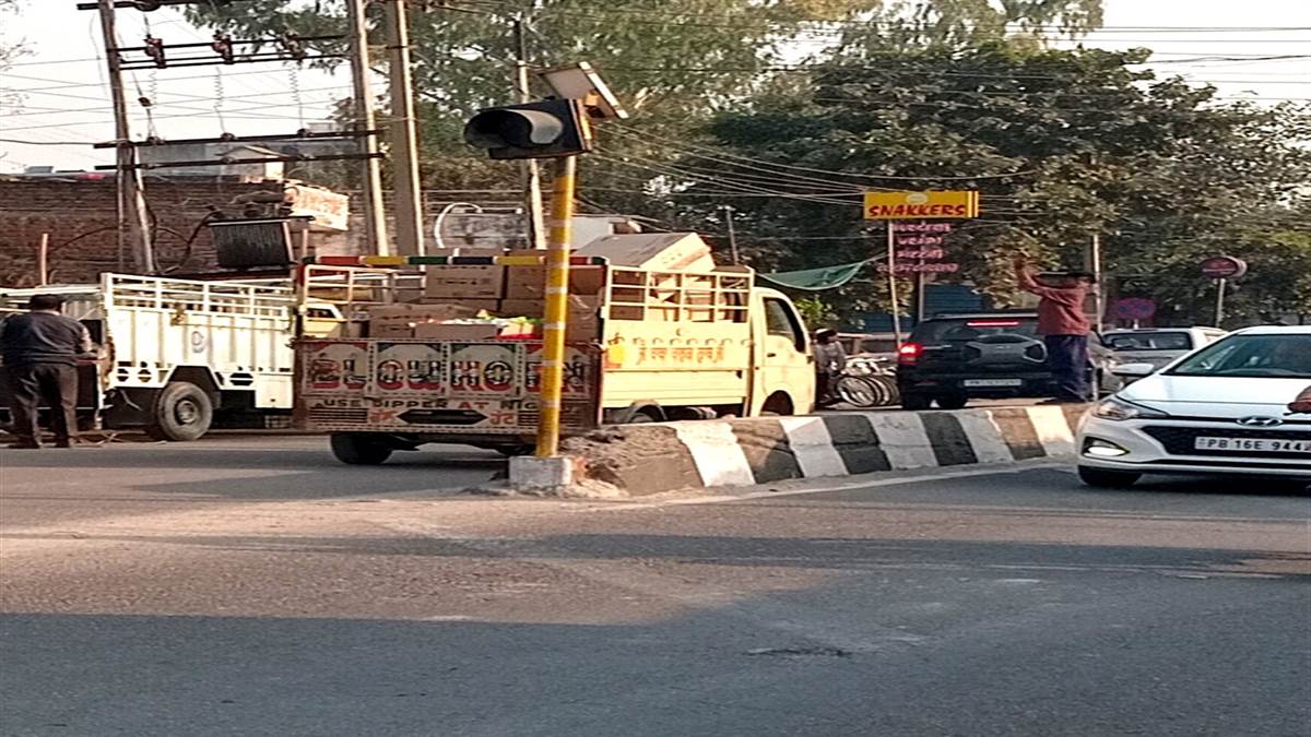 ਬਲਿੰਕਰਾਂ ਦੀ ਕਮੀ ਕਾਰਨ ਡਿਵਾਈਡਰਾਂ ’ਤੇ ਚੜ੍ਹੇ ਰਹਿੰਦੇ ਨੇ ਵਾਹਨ