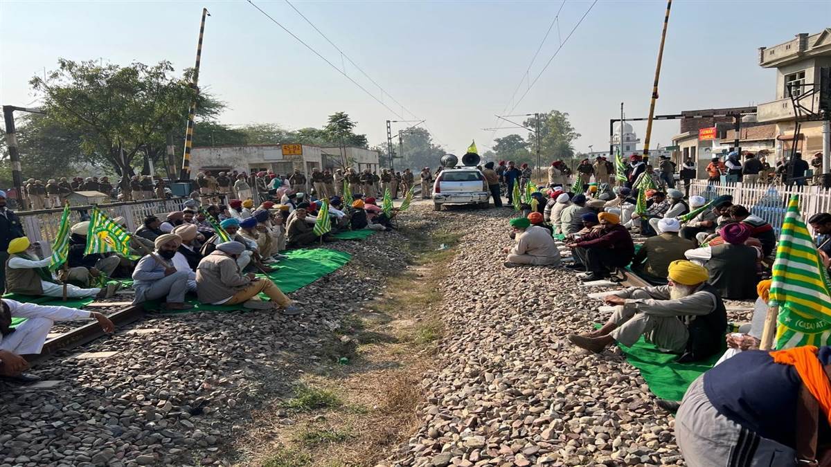 ਸੁਨਾਮ ਨਾ ਪਹੁੰਚ ਸਕੇ ਕਿਸਾਨਾਂ ਨੇ ਛਾਜਲੀ ਰੇਲ ਟਰੈਕ 'ਤੇ ਦਿੱਤਾ ਧਰਨਾ