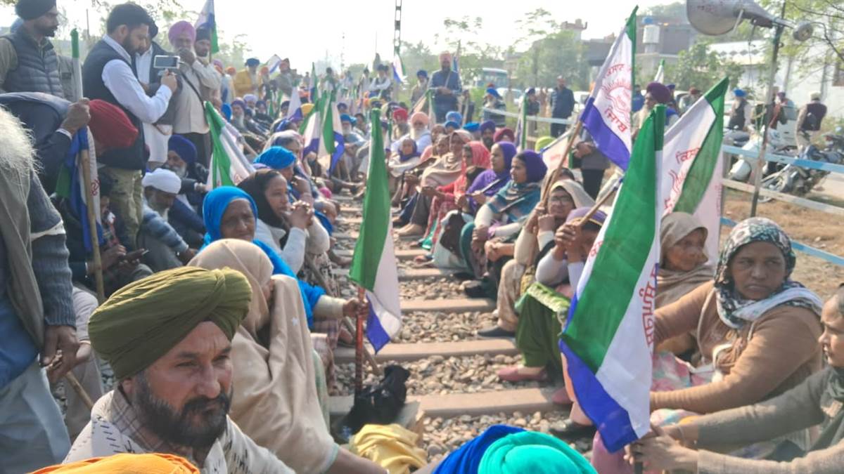 ਬਿਜਲੀ ਸੋਧ ਬਿੱਲ ਦੇ ਵਿਰੋਧ 'ਚ ਕਿਸਾਨ ਮਜ਼ਦੂਰ ਮੋਰਚੇ ਨੇ ਦੋ ਘੰਟੇ ਜਾਮ ਕੀਤੇ ਰੇਲਵੇ ਟਰੈਕ, ਦੋ ਰੇਲ ਗੱਡੀਆਂ ਹੋਈਆਂ ਪ੍ਰਭਾਵਿਤ, ਯਾਤਰੀ ਪਰੇਸ਼ਾਨ