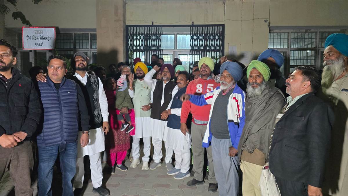 ਕਾਗਜ਼ਾਂ ਦੀ ਪੜਤਾਲ ਸੂਚੀ ਦੇਰ ਰਾਤ ਤੱਕ ਨਸ਼ਰ ਨਾ ਕੀਤੇ ਜਾਣ ਨੂੰ ਲੈ ਕੇ ਵਿਰੋਧੀ ਪਾਰਟੀਆਂ ਵੱਲੋਂ ਐਸਡੀਐਮ ਦਫਤਰ ਸਾਹਮਣੇ ਰੋਸ ਪ੍ਰਦਰਸ਼ਨ