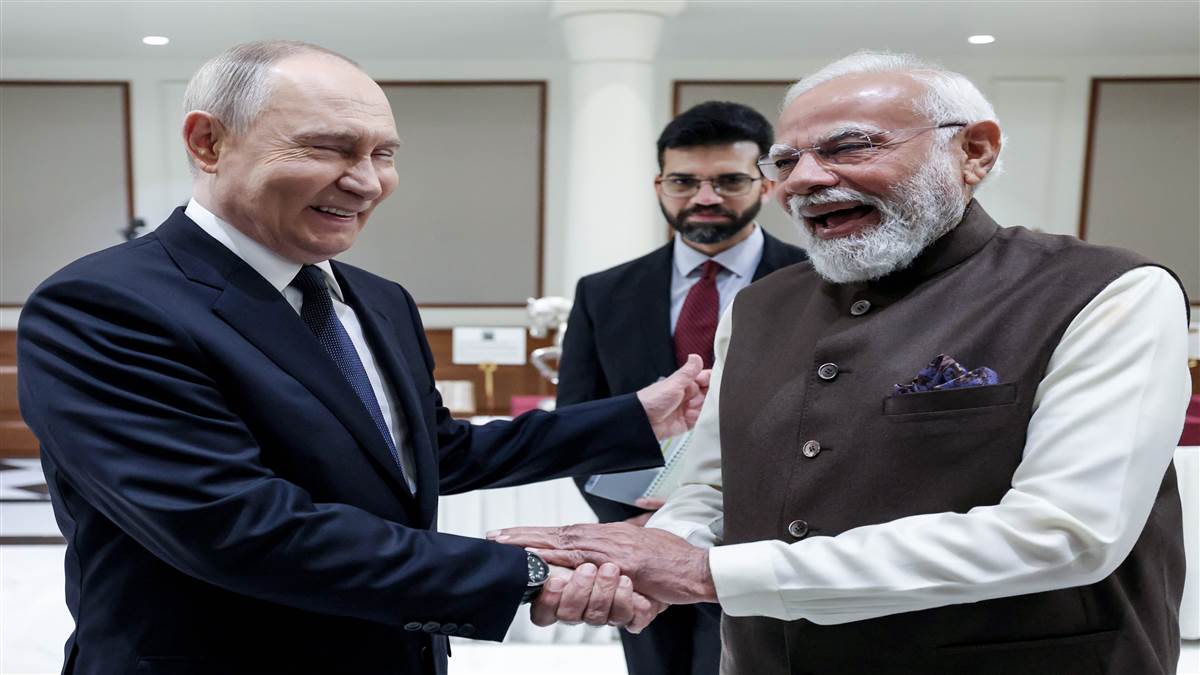 Putin India Visit : ਪਾਲਮ ਹਵਾਈ ਅੱਡੇ 'ਤੇ ਰੂਸੀ ਰਾਸ਼ਟਰਪਤੀ ਦਾ ਸ਼ਾਨਦਾਰ ਸਵਾਗਤ, PM ਮੋਦੀ ਨੇ ਪ੍ਰੋਟੋਕਾਲ ਤੋੜ ਕੇ ਪੁਤਿਨ ਨੂੰ ਪਾਈ ਜੱਫੀ