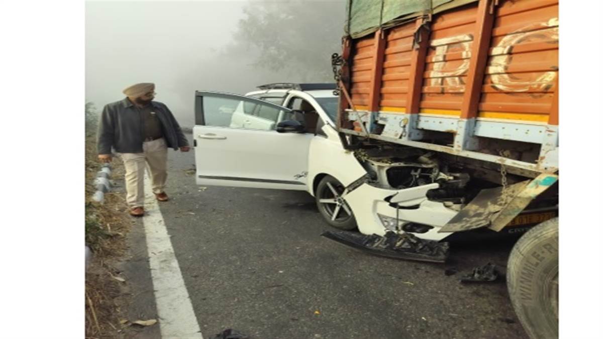 ਧੁੰਦ ਕਾਰਨ ਹੋਇਆ ਹਾਦਸਾ ! ਖੜ੍ਹੇ ਕੈਂਟਰ ਟਰੱਕ 'ਚ ਵਜੀਆਂ ਇੱਕ ਤੋਂ ਬਾਅਦ ਇੱਕ 3 ਗੱਡੀਆਂ, ਕਈ ਹੋਏ ਜ਼ਖ਼ਮੀ