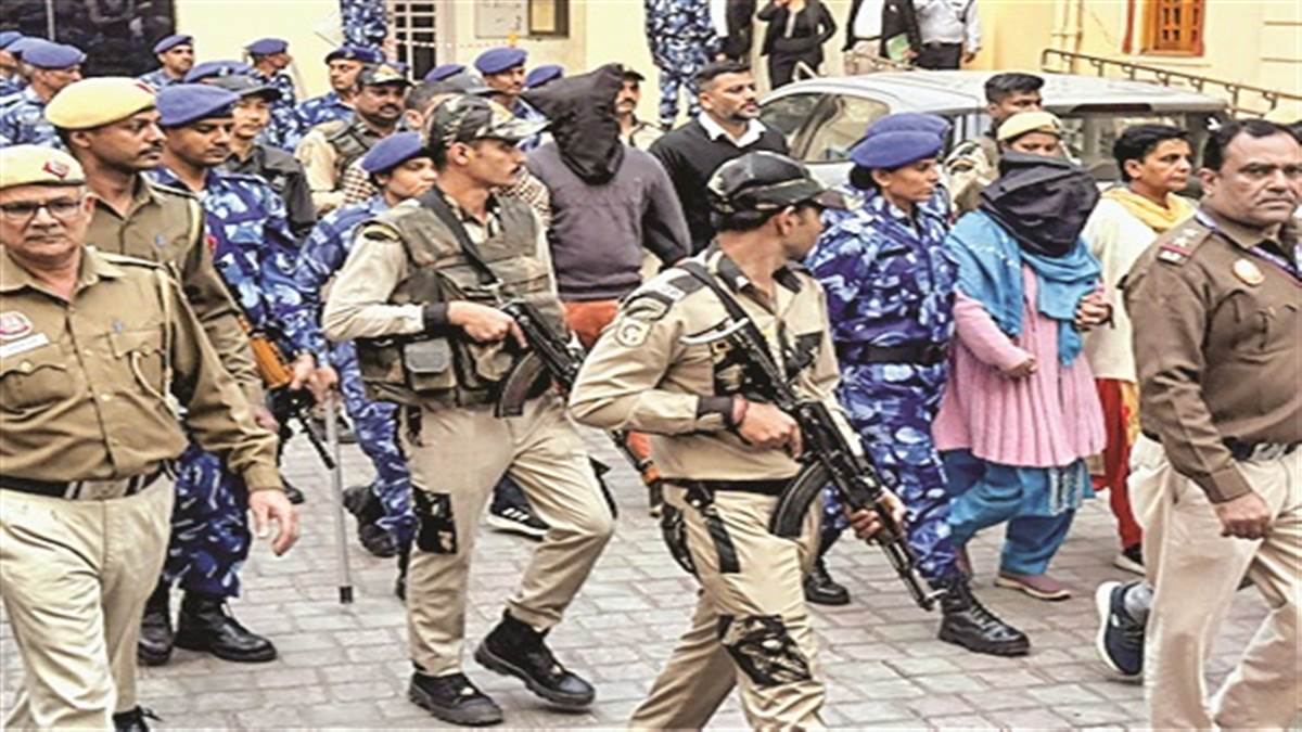 ਦਿੱਲੀ ਵਿਚ ਲਾਲ ਕਿਲ੍ਹੇ ਦੇ ਨੇੜੇ ਅੱਤਵਾਦੀ ਧਮਾਕਾ ਕਰਨ ਵਾਲੇ ਆਤਮਘਾਤੀ ਹਮਲਾਵਰ ਉਮਰ ਨਬੀ ਦਾ ਵੀਡੀਓ ਸਾਹਮਣੇ ਆਉਣ ਤੋਂ ਬਾਅਦ ਉਸ ਨੂੰ ਭਟਕਿਆ ਅਤੇ ਗੁਮਰਾਹ ਹੋਇਆ ਦੱਸਣ ਦੀ ਦੌੜ ਲੱਗ ਗਈ ਹੈ। ਕੁਝ ਆਗੂ ਤਾਂ ਉਸ ਨੂੰ ਮੁਸਲਮਾਨ ਮੰਨਣ ਲਈ ਵੀ ਤਿਆਰ ਨਹੀਂ ਹਨ। ਇਹ ਸਾਰਾ ਕੁਝ ਇਸ ਲਈ ਹੈ ਕਿਉਂਕਿ ਉਹ ਆਪਣੇ ਇਕ ਵੀਡੀਓ ਵਿਚ ਇਹ ਕਹਿੰਦਾ ਦਿਖਾਈ ਦਿੱਤਾ ਕਿ ਆਤਮਘਾਤੀ ਹਮਲਾ ਇਸਲਾਮੀ ਕਾਰਜ ਹੈ- ਸ਼ਹਾਦਤ ਹੈ।