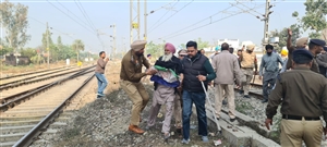 ਜਲੰਧਰ-ਪਠਾਨਕੋਟ ਰੇਲਵੇ ਟਰੈਕ 'ਤੇ ਧਰਨਾ ਲਾਉਣ ਆਏ ਕਿਸਾਨਾਂ ਨੂੰ ਪੁਲਿਸ ਨੇ ਹਿਰਾਸਤ 'ਚ, ਕਈਆਂ ਨੇ ਭੱਜ ਕੇ ਬਚਾਈ ਜਾਨ
