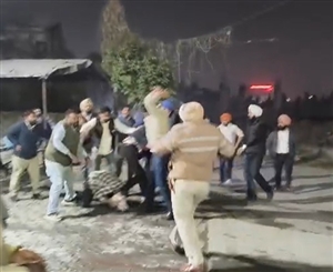 ਰਸਤੇ ਨੂੰ ਲੈ ਕੇ ਆਪਸ 'ਚ ਭਿੜੀਆਂ ਦੋ ਧਿਰਾਂ, ਪਿਸਤੌਲ ਛੱਡ ਭੱਜੇ ਹਮਲਾਵਰ; ਪੁਲਿਸ ਨੇ ਕਬਜ਼ੇ 'ਚ ਲੈ ਕੇ ਜਾਂਚ ਕੀਤੀ ਸ਼ੁਰੂ