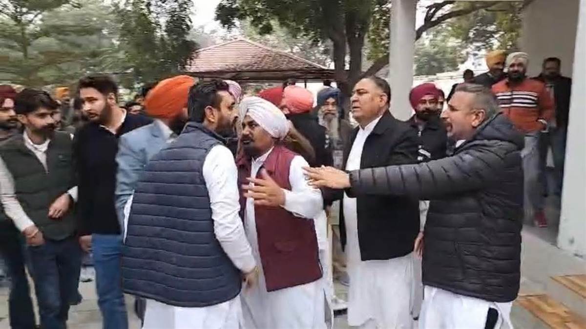 ਕਾਂਗਰਸ ਦੀ ਅੰਦਰੂਨੀ ਫੁੱਟ ਆਈ ਸਾਹਮਣੇ, ਕਾਂਗਰਸ ਦੇ ਦੋ ਧੜਿਆਂ ’ਚ ਧੱਕਾ-ਮੁੱਕੀ