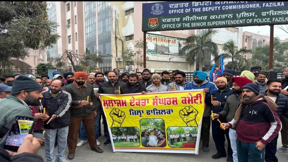 ਮ੍ਰਿਤਕ ਅਧਿਆਪਕਾਂ ਦੇ ਪਰਿਵਾਰਾਂ ਨੂੰ ਇਨਸਾਫ਼ ਦਿਵਾਉਣ ਲਈ ਕੱਢਿਆ ਕੈਂਡਲ ਮਾਰਚ
