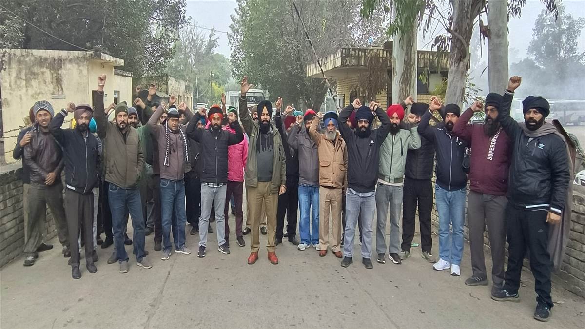 ਰੋਡਵੇਜ਼ ਦੇ ਕੱਚੇ ਕਾਮਿਆਂ ਨੇ ਕਾਲੇ ਬਿੱਲੇ ਲਾ ਕੇ ਕੀਤਾ ਰੋਸ ਪ੍ਰਦਰਸ਼ਨ