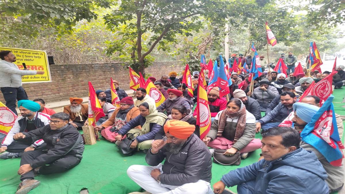 ਅਧਿਆਪਕਾਂ ਨੂੰ ਇਨਸਾਫ ਦਵਾਉਣ ਲਈ ਡੀਸੀ ਦਫਤਰ ਮੂਹਰੇ ਧਰਨਾ