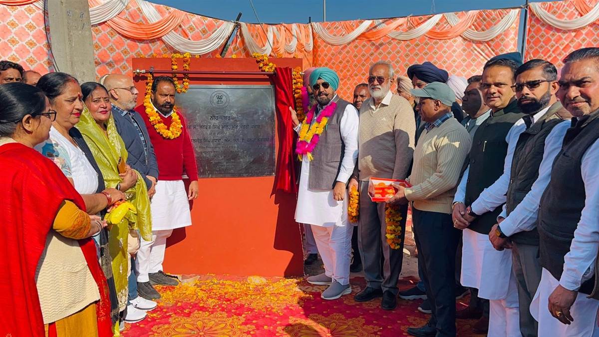 ਵਿਧਾਇਕ ਰੰਧਾਵਾ ਨੇ ਸੜਕ ਦੇ ਨਿਰਮਾਣ ਕਾਰਜ ਦਾ ਨੀਂਹ ਪੱਥਰ ਰੱਖਿਆ