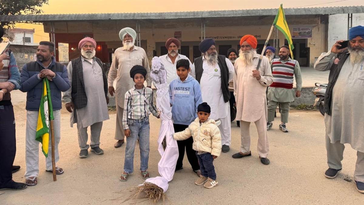 ਪੁਲਿਸ ਧੱਕੇਸ਼ਾਹੀ ਦੇ ਖਿਲਾਫ ਕਿਸਾਨਾਂ ਨੇ ਫੂਕੀ ਸਰਕਾਰ ਦੀ ਅਰਥੀ