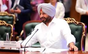 ਪੰਜਾਬ ਦੀ ਸਿਆਸਤ 'ਚ ਸ਼ਬਦੀ ਜੰਗ ਤੇਜ਼: ‘ਦੇਸ਼ ਦੇ ਦੁਸ਼ਮਣ’ ਬਿਆਨ 'ਤੇ ਕਾਂਗਰਸ ਨੇ ਬਿੱਟੂ ਨੂੰ ਘੇਰਿਆ, ਭਾਜਪਾ ਨੇ ਗਾਂਧੀ ਪਰਿਵਾਰ ਦੇ ਇਤਿਹਾਸ 'ਤੇ ਚੁੱਕੇ ਸਵਾਲ