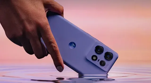 36 ਹਜ਼ਾਰ ਵਾਲਾ ਮੋਟੋ ਦਾ ਧਾਕੜ ਫ਼ੋਨ ਹੁਣ 25 ਹਜ਼ਾਰ ਤੋਂ ਵੀ ਘੱਟ 'ਚ! 125W ਫਾਸਟ ਚਾਰਜਿੰਗ ਤੇ ਸ਼ਾਨਦਾਰ ਫੀਚਰਜ਼ ਨਾਲ ਮਚਾ ਰਿਹੈ ਧੂਮ