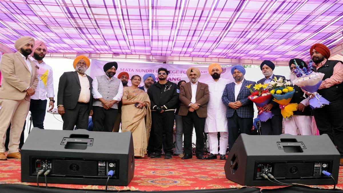 ਸਾਲਾਨਾ ਸੱਭਿਆਚਾਰਕ ਤਿਉਹਾਰ 'ਸਾਰੰਗ 2024' 'ਚ ਗਾਇਕ ਗੁਰਨਾਮ ਭੁੱਲਰ ਨੇ ਕੀਲੇ ਸਰੋਤੇ