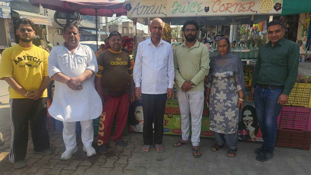 ਫਰੂਟ ਦੀ ਰੇਹੜੀ ’ਤੇ ਕੀਮਤੀ ਸਾਮਾਨ ਵਾਲਾ ਪਰਸ ਭੁੱਲੀ ਔਰਤ, ਕੀਤਾ ਵਾਪਸ