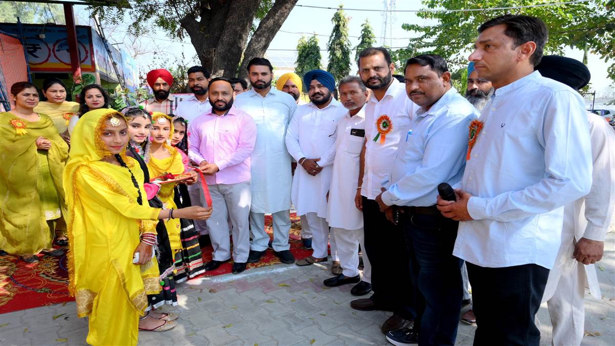 ਬੱਚਿਆਂ ਨੇ ਰੰਗਾਰੰਗ ਸਮਾਗਮ ਦੀ ਪੇਸ਼ਕਾਰੀ ਨਾਲ਼ ਪਾਈਆਂ ਧਮਾਲਾਂ