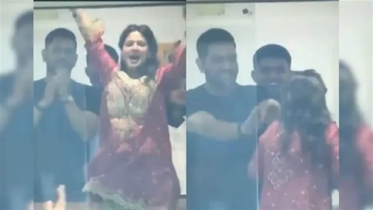 IND vs ENG: ਸਾਕਸ਼ੀ ਨੇ ਗ਼ਲਤ ਸਮੇਂ 'ਤੇ ਦਿਖਾਈ 'ਓਵਰ ਐਕਸਾਈਟਮੈਂਟ' ਤਾਂ MS Dhoni ਨੇ ਦਿੱਤਾ ਮਸਤਮੌਲਾ ਰਿਐਕਸ਼ਨ... Video ਹੋਇਆ ਸੁਪਰਹਿੱਟ