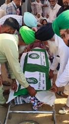 ਖਨੌਰੀ ਹੱਦ ‘ਤੇ ਧੂੰਆਂ ਚੜ੍ਹਣ ਕਾਰਨ ਕਿਸਾਨ ਦੀ ਮੌਤ, ਕਿਸਾਨੀ ਝੰਡੇ ਵਿੱਚ ਲਪੇਟ ਕੇ ਕੀਤਾ ਸਸਕਾਰ