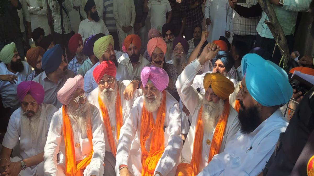 ਪ੍ਰਤਾਪ ਬਾਜਵਾ ਦੀ ਅਗਵਾਈ ਵਿਚ ਗਮਾਡਾ ਦੀਆਂ ਧੱਕੇਸ਼ਾਹੀਆਂ ਵਿਰੁੱਧ ਲਾਇਆ ਧਰਨਾ