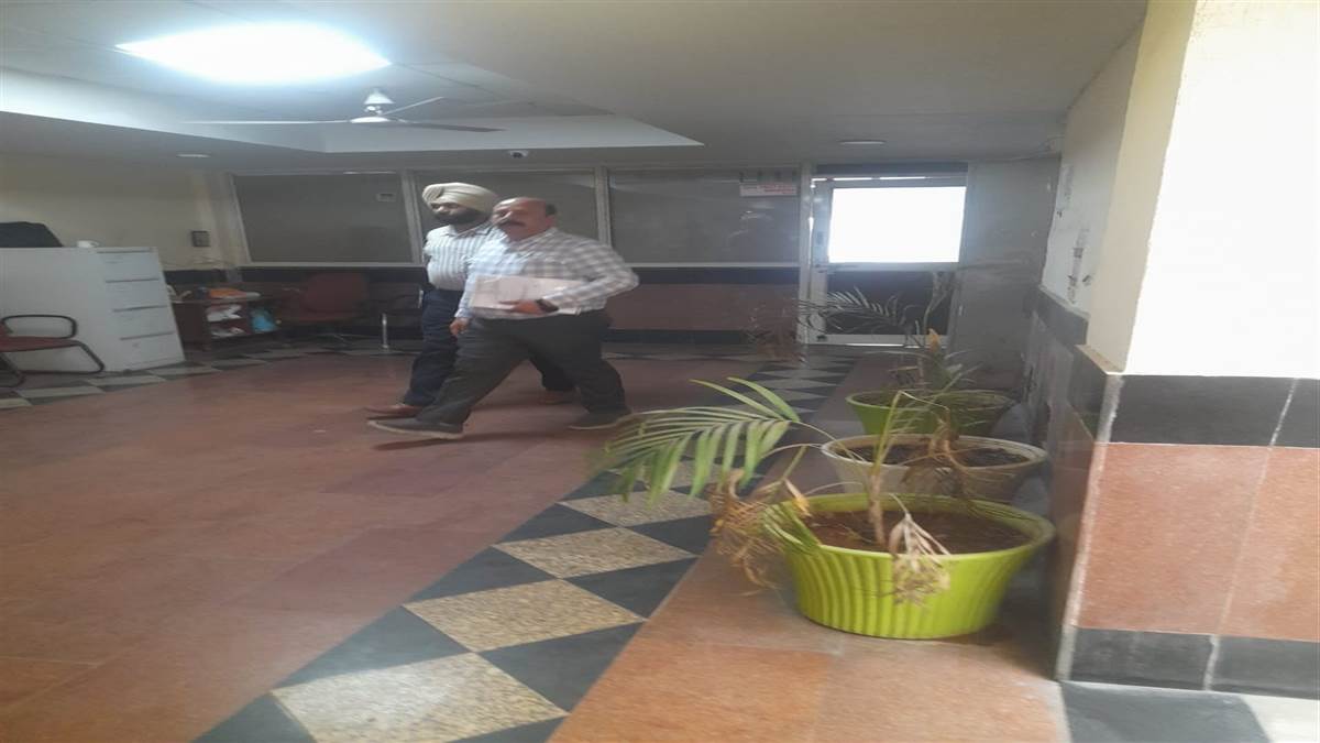 ਸੀਵੀਓ ਨੇ ਟੀਮ ਸਣੇ ਨਿਗਮ ਮੁੱਖ ਦਫ਼ਤਰ ’ਚ ਮਾਰਿਆ ਛਾਪਾ