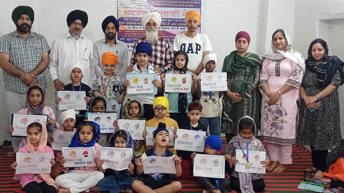 ਦਸਤਾਰ ਸਜਾਉਣ ਤੇ ਖਾਲਸੇ ਦੀ ਸਾਜਨਾ ਨੂੰ ਸਮਰਪਿਤ ਗੁਰਮਤਿ ਸਮਾਗਮ ਦੌਰਾਨ ਬੱਚਿਆਂ ਦੇ ਕਰਵਾਏ ਰੰਗ ਭਰੋ ਮੁਕਾਬਲੇ