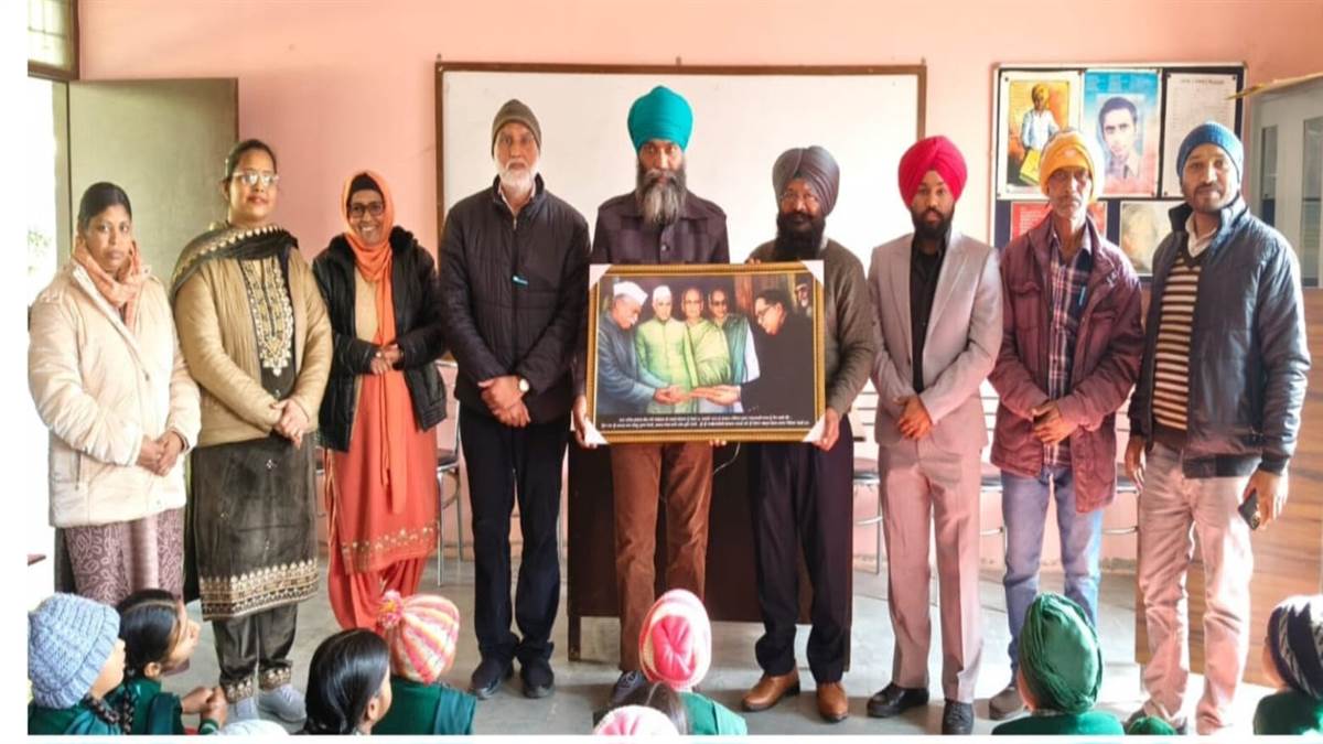 ਸਾਇੰਸ ਮਾਸਟਰ ਗੁਰਿੰਦਰ ਸਿੰਘ ਦਾ ਸੇਵਾਮੁਕਤੀ ’ਤੇ ਸਨਮਾਨ