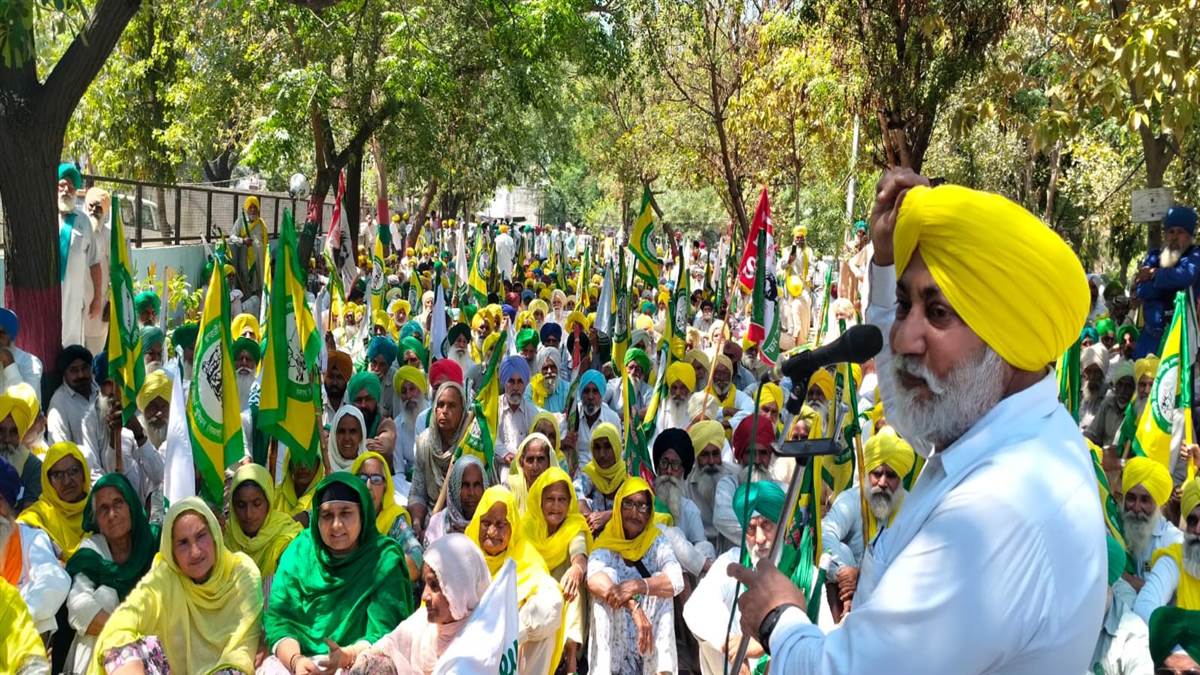 ਕਿਸਾਨ ਮਰਦ-ਔਰਤਾਂ ਨੇ ਜ਼ਿਲ੍ਹਾ ਹੈੱਡਕੁਆਰਟਰ ’ਤੇ ਕੀਤਾ ਰੋਸ ਮੁਜ਼ਾਹਰਾ