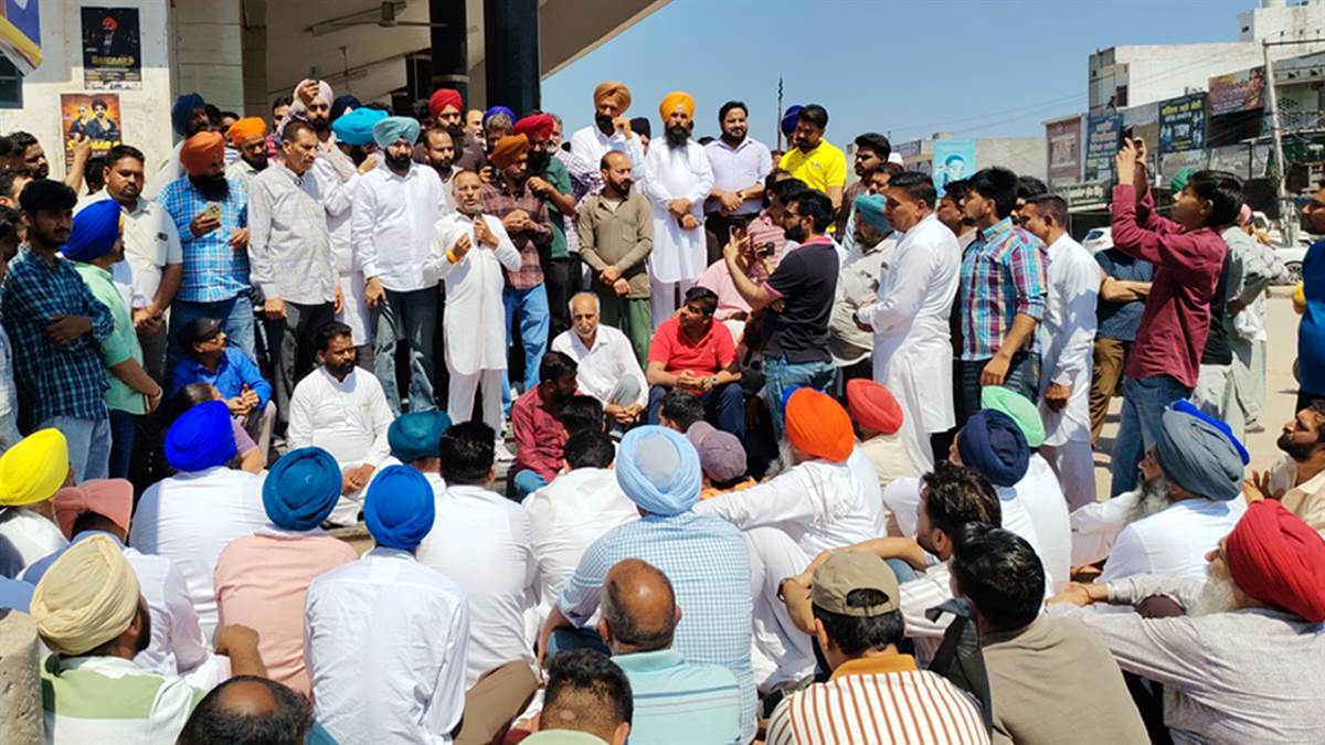 ਅੱਠ ਪਿੰਡਾਂ ਦੇ ਲੋਕਾਂ ਨੇ ਸਰਕਾਰ ਵਿਰੁੱਧ ਬੱਸ ਅੱਡੇ ’ਤੇ ਲਾਇਆ ਧਰਨਾ