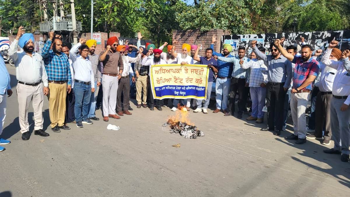 ਅਧਿਆਪਕਾਂ ਨੇ ਪੰਜਾਬ ਸਰਕਾਰ ਦੀ ਅਰਥੀ ਫੂਕੀ, ਨਾਅਰੇਬਾਜ਼ੀ