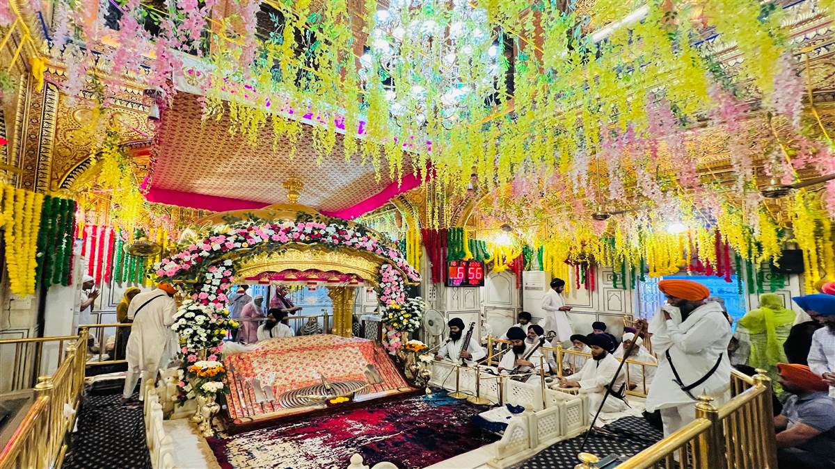 ਸ੍ਰੀ ਗੁਰੂ ਅਰਜਨ ਦੇਵ ਜੀ ਦੇ ਪ੍ਰਕਾਸ਼ ਪੁਰਬ ਨੂੰ ਲੈ ਕੇ ਸ੍ਰੀ ਦਰਬਾਰ ਸਾਹਿਬ ’ਚ ਹੋਈ ਸਜਾਵਟ