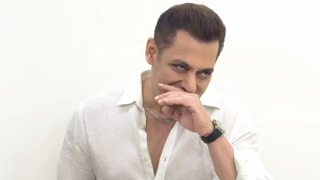 60 ਸਾਲ ਦੀ ਉਮਰ 'ਚ ਵੀ ਸਲਮਾਨ ਖਾਨ ਦਾ ਜਲਵਾ! ਨਵਾਂ ਲੁੱਕ ਦੇਖ ਪ੍ਰਸ਼ੰਸਕ ਹੋਏ ਕਾਇਲ, ਤਸਵੀਰਾਂ ਹੋਈਆਂ ਵਾਇਰਲ