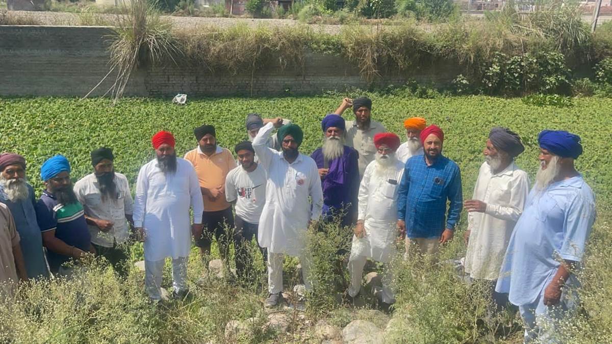ਕਲਾਨੌਰ ਡਿਸਟ੍ਰੀਬਿਊਟਰੀ ਦੀ ਸਫ਼ਾਈ ਅਤੇ ਪਾਣੀ ਨਾ ਛੱਡਣ 'ਤੇ ਸਰਕਾਰ ਖ਼ਿਲਾਫ਼ ਨਾਅਰੇਬਾਜ਼ੀ