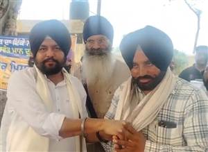 ਲਾਇਨਮੈਨ ਅੰਗਰੇਜ਼ ਸਿੰਘ ਦਾ ਵਿਧਾਇਕ ਲਾਲਪੁਰਾ ਨੇ ਕੀਤਾ ਸਨਮਾਨ