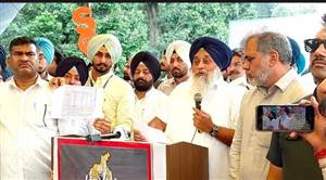ਬਾਦਲ ਦਾ ਆਪ ਸਰਕਾਰ 'ਤੇ ਤਿੱਖਾ ਹਮਲਾ, ਕਿਹਾ- 'ਅਕਾਲੀ ਦਲ ਦੀ ਸਰਕਾਰ ਆਉਣ 'ਤੇ ਸਰਕਾਰੀ ਨੌਕਰੀਆਂ 'ਚ 100% ਭਰਤੀ ਪੰਜਾਬੀਆਂ ਲਈ ਹੋਵੇਗੀ ਲਾਜ਼ਮੀ'
