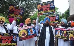 Punjab News : ਬੇਅਦਬੀ ਮਾਮਲਿਆਂ ’ਚ ਇਨਸਾਫ਼ ਲਈ ਕਾਂਗਰਸ ਦਾ ਵਿਧਾਨ ਸਭਾ ਦੇ ਬਾਹਰ ਸਰਕਾਰ ਖ਼ਿਲਾਫ਼ ਪ੍ਰਦਰਸ਼ਨ