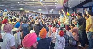 ‘ਹਰ ਬੂਥ ਕਾਂਗਰਸ ਮਜ਼ਬੂਤ’ ਮੁਹਿੰਮ ਤਹਿਤ ਸਮਾਗਮ ’ਚ ਭਾਰੀ ਹੰਗਾਮਾ, ਵੜਿੰਗ ਤੇ ਬੈਂਸ ਜ਼ਿੰਦਾਬਾਦ ਦੇ ਲੱਗੇ ਨਾਅਰੇ