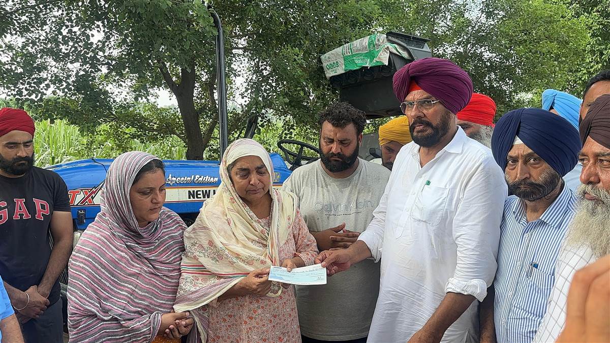 ਹੜ ਪੀੜਤ ਮਾਛੀਵਾਲਾ ਦੇ ਪਰਿਵਾਰ ਨੂੰ 4 ਲੱਖ ਰੁਪਏ ਦਾ ਚੈੱਕ ਦਿੱਤਾ