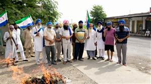 ਕਿਸਾਨ ਮਜ਼ਦੂਰ ਸੰਘਰਸ਼ ਕਮੇਟੀ ਦੇ ਜ਼ੋਨ ਬਾਬਾ ਰਾਮ ਲਾਲ ਵੱਲੋਂ ਪੰਜਾਬ ਸਰਕਾਰ ਦਾ ਪੁਤਲਾ ਫੂਕਿਆ