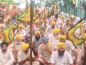 ਭਾਕਿਯੂ ਏਕਤਾ ਉਗਰਾਹਾਂ ਵੱਲੋਂ ਡਿਪਟੀ ਕਮਿਸ਼ਨਰ ਦਫ਼ਤਰ ਅੱਗੇ ਮੋਰਚਾ ਜਾਰੀ
